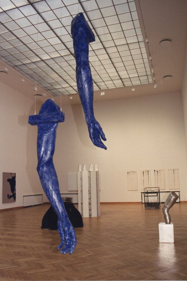 Pohled do výstavy Diskurs Feminin, v popředí plastiky Pia Stadtbäumer; foto: Anna Pecková